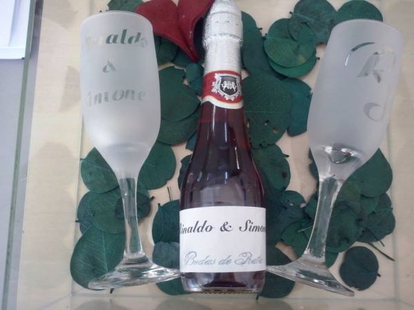 KIT COM DUAS TAÇAS E UMA MINI CHAMPAGNER